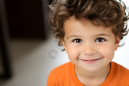 洋溢笑容的小男孩背景图片