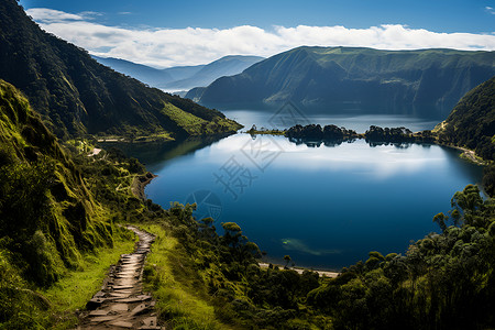 山脉下的峡湾背景图片