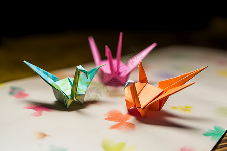 桌面上折叠的千纸鹤背景图片