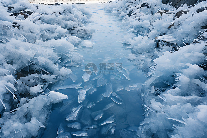 冬季水面上的冰图片