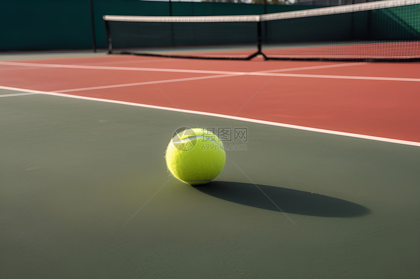 户外球场上的网球图片