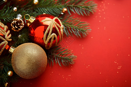 圣诞树上的饰品红色背景背景图片