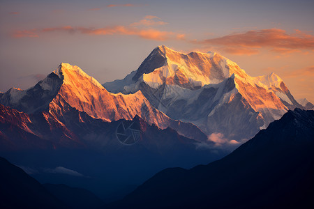 日出时的喜马拉雅山脉背景