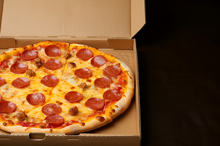 披萨盒里的缺了一块馅饼和一块皮的披萨高清图片