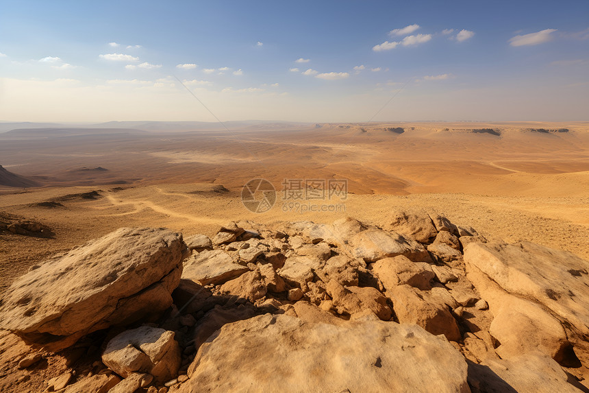 沙漠中央的岩石图片