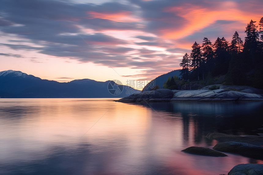 日落时分的湖泊与山脉图片