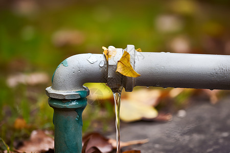 管道漏水户外的漏水管道背景