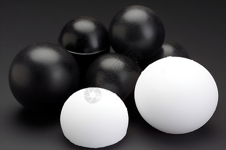 桌上的黑白球形背景图片