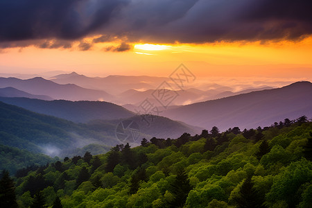 落日余晖的山峰背景图片