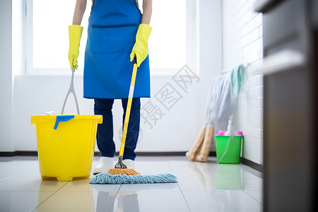 一位穿着蓝色围裙的清洁工高清图片