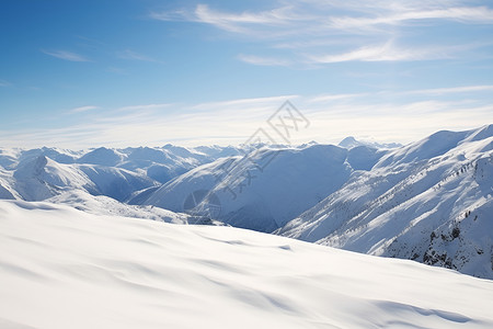 冬天山脉冰雪皑皑的山顶背景