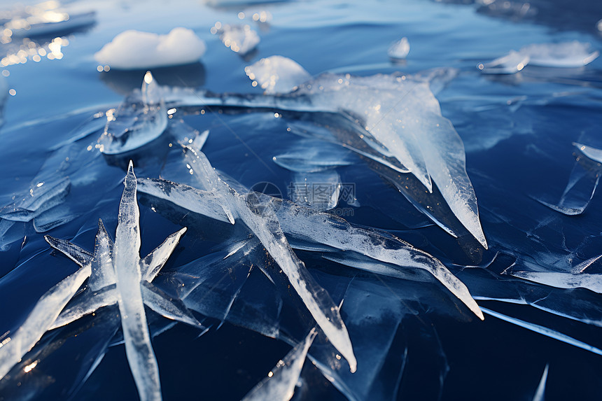 冰湖上漂浮的一大片冰块图片