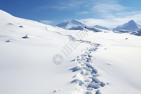 被雪覆盖的山脉道路背景图片