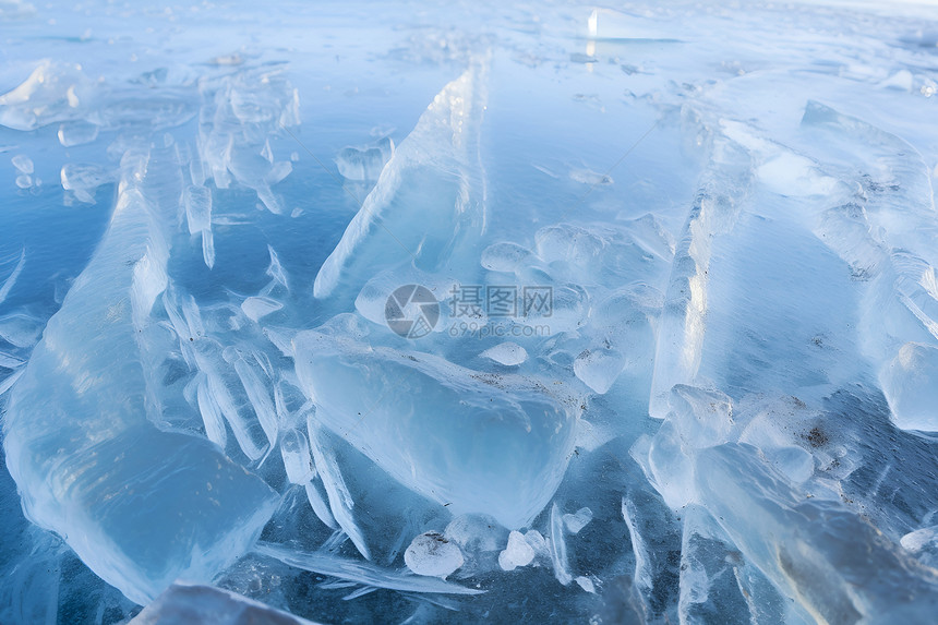 寒冷冬季的冰山图片