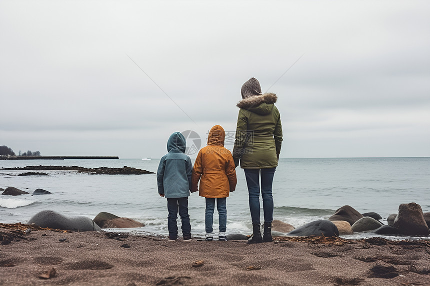 海岸边的家人图片