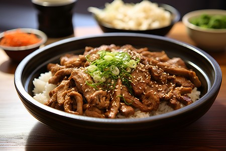 砂锅饭促销桌面上美味的牛肉饭背景