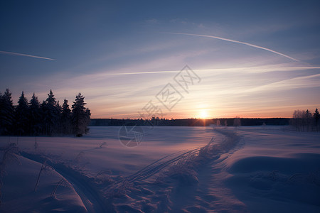 落日下的雪地小径背景图片
