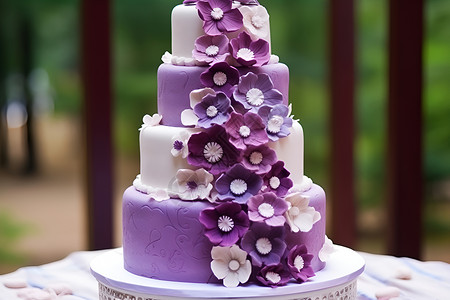 紫色花朵的婚礼蛋糕背景图片