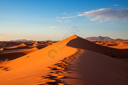 夕阳下壮观的沙漠景观背景图片
