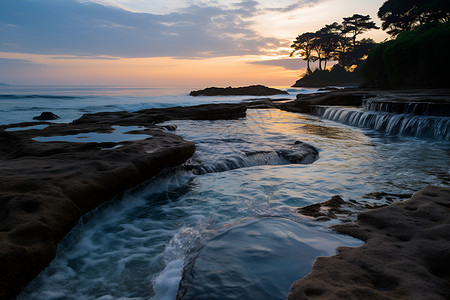 夏季夕阳下的海岸背景图片