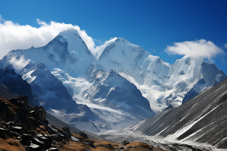 徒步旅行的雪山景观图片