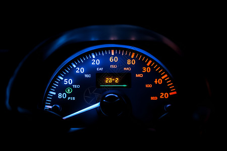 0公里蓝光闪烁的汽车仪表盘背景