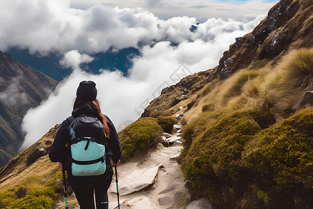 勇往直前挂画攀登山峰的旅者背景