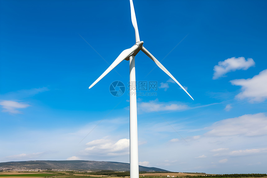 户外的风力涡轮机图片
