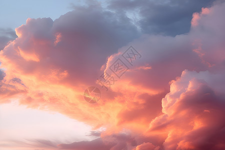 泸沽湖夕阳映照天空中的火烧云景观背景