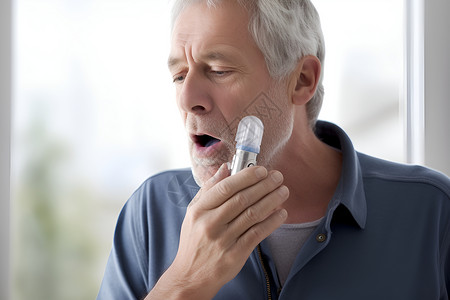一个男子老人哮喘高清图片