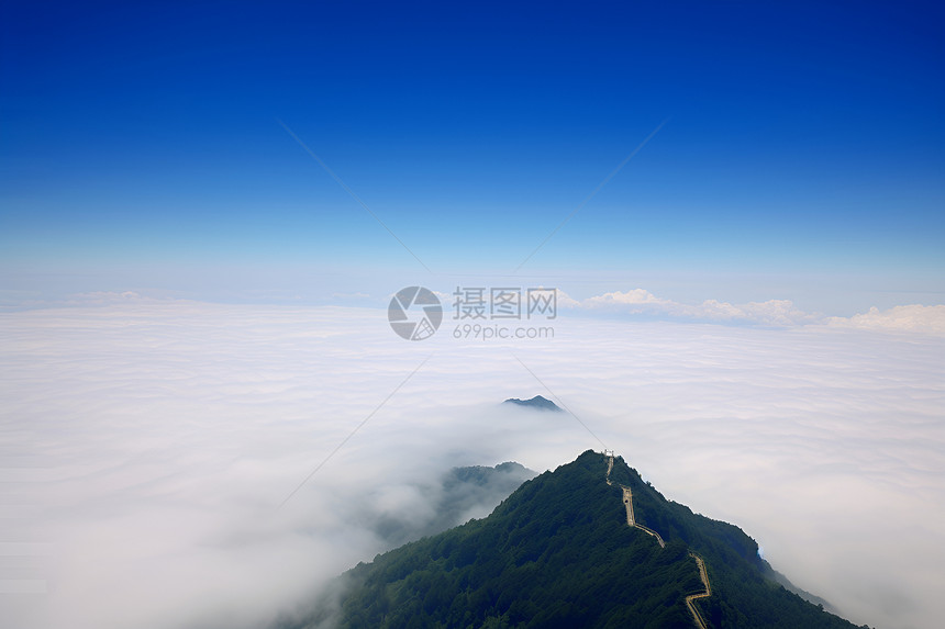 缥缈的山脉和云层图片