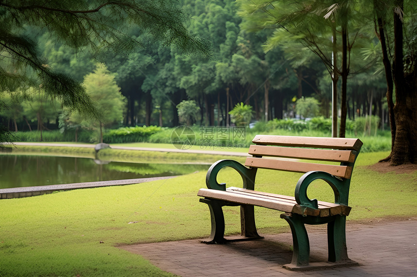 公园湖畔边的长椅图片