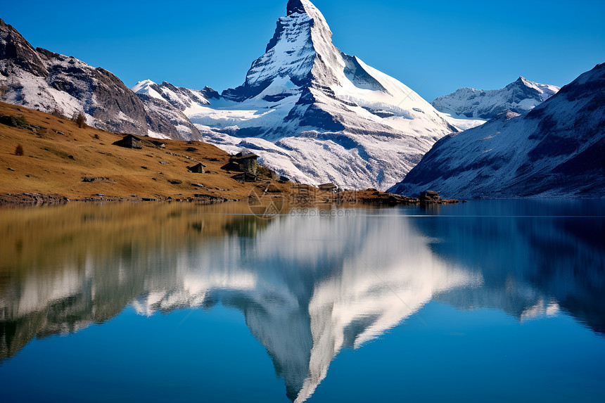 雪山和湖泊图片