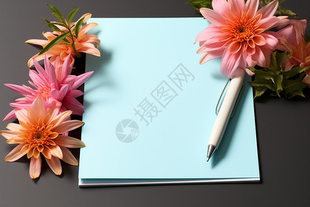 空白的漂亮的桌面上的纸张和花朵背景