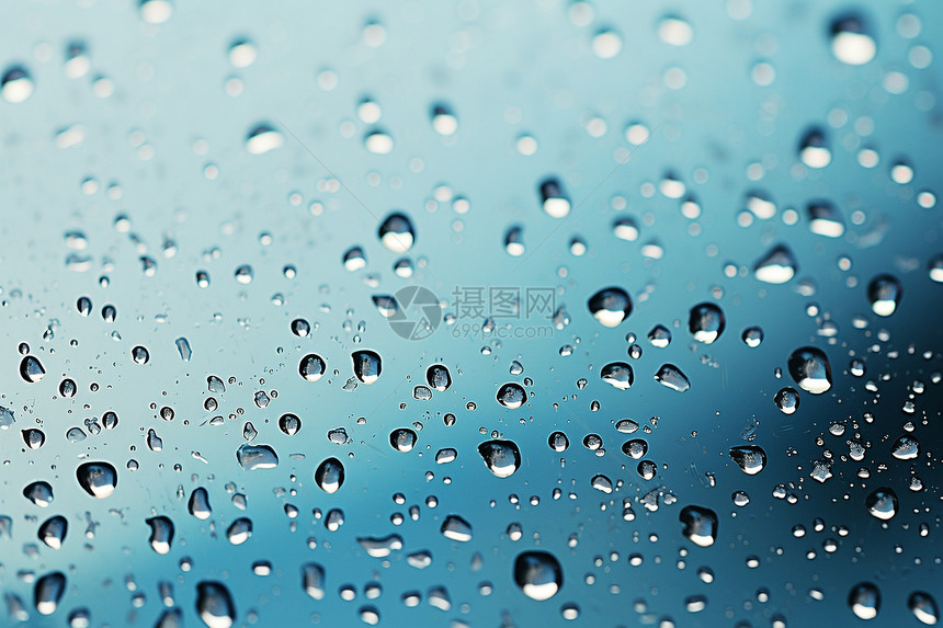 玻璃上面的雨珠图片