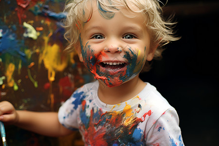 男孩脸上涂满了颜料背景图片