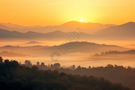 夕阳下的山脉背景图片