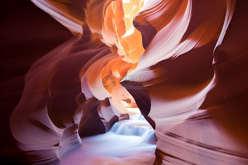 亮光映衬下的沙岩峡谷图片