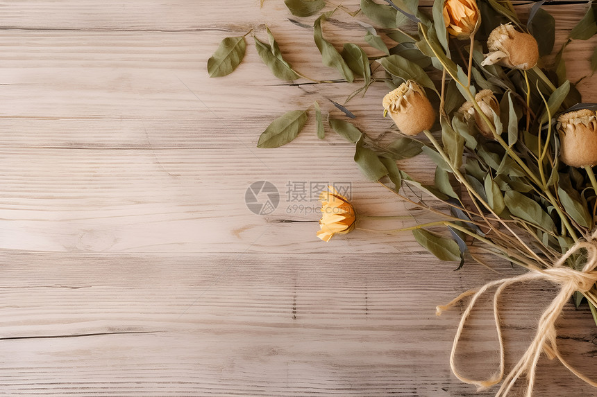 木桌上的一束鲜花图片