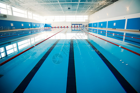 空旷的室内游泳馆背景图片