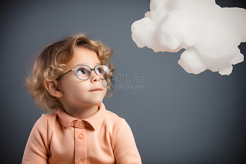 男孩仰望白色云朵图片