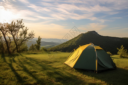 夏日山野露营的帐篷背景图片