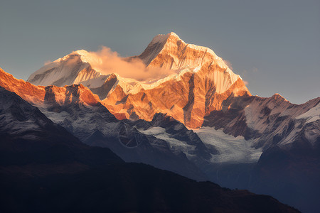 黎明中的金色山峰背景图片