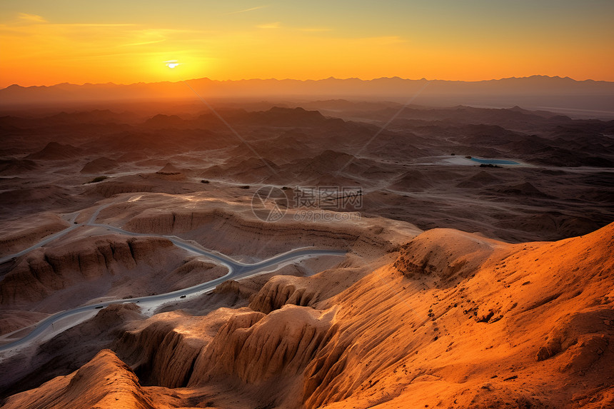 日出岩石沙漠的美丽景观图片