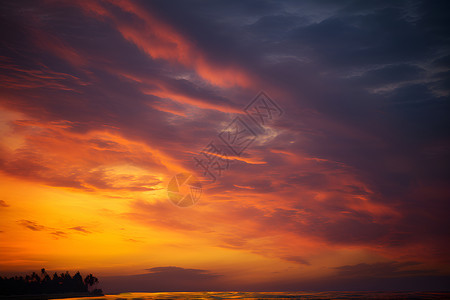 黄昏的云朵背景图片
