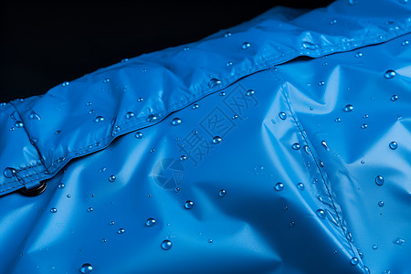 蓝色防水夹克上挂着水滴高清图片