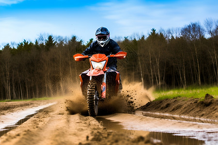 泥坑泥泞中骑摩托车的赛车手背景