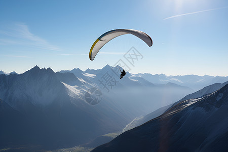 飞翔山顶的滑翔伞背景图片