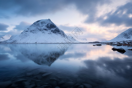 雪山映照湖光背景图片