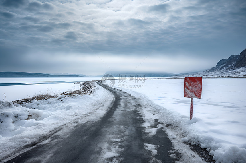 冰雪道路中的警告图片